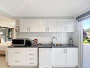 Spacious Beach Studio With Alfresco Dining