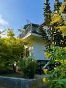 Coastal Dream House with Jacuzzi - 3 Bedrooms - Just Steps from a Stunning Beach