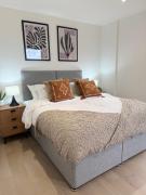 New build - king bed - Fast Wi-Fi - Zone 2