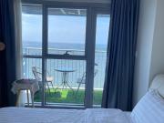 Luxurious Modern 2 Bedrooms Facing Manila Bay Sunset, Airports, Okada, Solaire, MOA with free parking