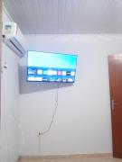 Quarto com ar condicionado tv para uma pessoa