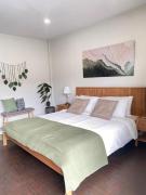 Baan Tonson - Central Nakhon Pathom 2BR Townhouse with AC & Kitchen