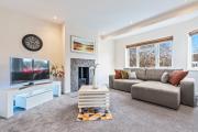 Charming Thames Ditton Apt - Sleeps 6 - Free Parking