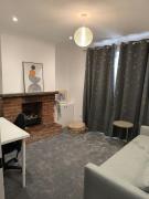 Redhill house, Sleeps6, 2 Parking