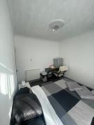 Bargain room minuites from train station