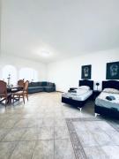 Comfy & Cozy 7 BR Villa Ideal for Groups, 16-Mins to Blumengärten