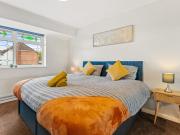 Stunning 5 Bed Sleeps 8 Private Parking