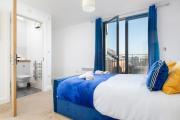 2 Bed Family Apt with BALCONY & PARKING - FREE NETFLIX - With 50 Inch Smart TV, FREE NETFLIX & WIFI - Birmingham City Centre, By 02 Academy, Cube & Mailbox