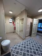 Tunnelmallinen Karsikon kansakoulu - jaettu kylpyhuone