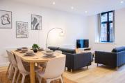 Modern 4-Bed Apartment in Leeds Business District