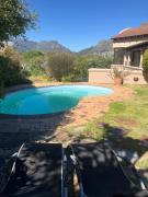 Serene apartment-shared pool-Self cater-sleeps 2