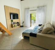 CASA NO CENTRO DE BOMBINHAS COM PISCINA E QUINTAL PRIVATIVO com vista para mata