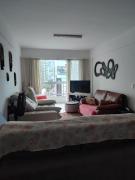 Apartamento 150 metros da roda gigante barra Norte Balneário Camboriú 1 quarto acomoda até 5 pessoas duas camas sofás na sala bem confortáveis 1 vaga de garagem privada todo mobiliado