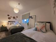 Cambridge Stylish Hot Tub Stay Sleeps 10