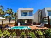 Condomínio pé-na-areia: casa com piscina privativa