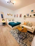 Newly renovated Elegant private room with its own kitchenette near QE hospital R4