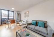 Elegant Barbican Apartment - Spacious and Central