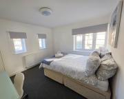 7 Bed House - Sleeps 14 - Parking