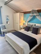 LOustaloise - Chambres et table dhôtes prés de Béziers- Alex est cuisinier de métier- Piscine avec transats et parasols terrasse parking privé et garage à vélos- Labellisée Accueil vélo et Vignoble et découverte