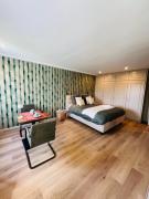 Chambre dhôtes Lucia avec vue sur jardin arboré Chambre dhôtes Lucia avec vue sur jardin arboré