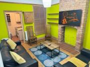 Easystays Nice Comfy Basic Home Sleeps 12