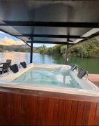 Cabaña flotante con jacuzzi