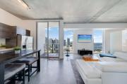 Vibrant Downtown Haven with Rooftop Pool & Parking