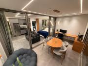 Estúdio moderno completo com vaga, TV 75 e Wi-Fi