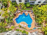 Burleigh Beach Retreat, Refurbished 1BR Apartment, 30m to Beach