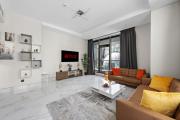 Vayk - Spacious and Vibrant 2BR Apartment in Business Bay