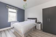Stylish 3-Bed by Wandle Park, Easy London Access