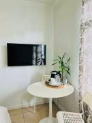 Apolonia Transient House- The White Room