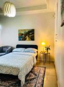 Apolonia Transient House- The White Room