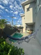 Casa agradável com piscina há 1 quadra da praia.