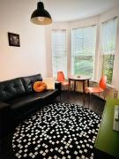 The Duff 1 Bed Flat Walk to Marina Shops and Train