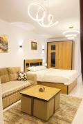 Luxury Studio, pool, Private beach & close to Airport