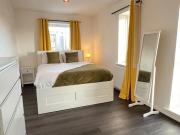 Two Bedroom House with Free Parking