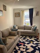 Hyde Park Modern Charming Escape Steps away from shops and park