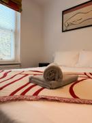 One large bed flat near Kensington High Street