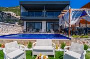 Kalkanda Deniz Manzaralı Lüks Tatil Villası