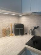 F2 climatisé, piscine, parking, tout à pied