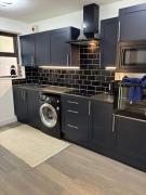 Modern 1-Bed Ground Floor Flat on the High Street