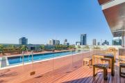 Epic CBD Apartment with Rooftop Pool Views and Gym!