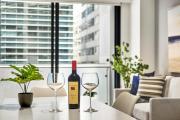 Epic CBD Apartment with Rooftop Pool Views and Gym!