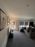 1 bed flat, free parking, 10 mins BHX airport, free WiFi