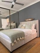 Burleigh Beach Retreat, Refurbished 1BR Apartment, 30m to Beach