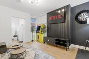 Spacious 4 Bedroom House with PacMan,Darts, Netflix by Vista Stays Short Lets Manchester