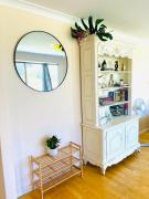 Pet friendly home near Adventure World Fiona Murdoch