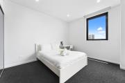 Chic 2BR Stay -Walk to Station & 5 Mins to Airport