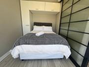 Bright Two Bedroom Apt with Stunning City and Mountain Views